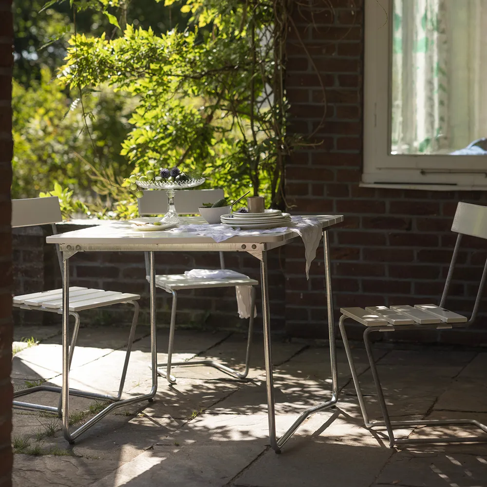 Bord B31 84 hvitlakkert eik / galvanisert sink stativ Grythyttan Stålmöbler