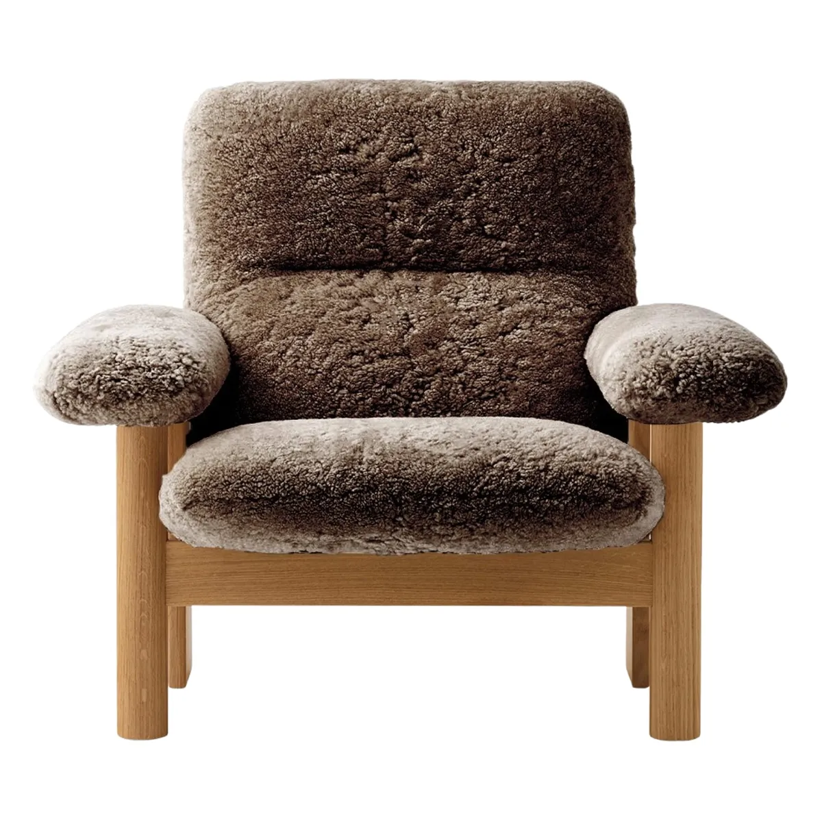 Brasilia loungestol helpolstret høy rygg firbent understell massiv eik natur Sheepskin Nevotex Sahara