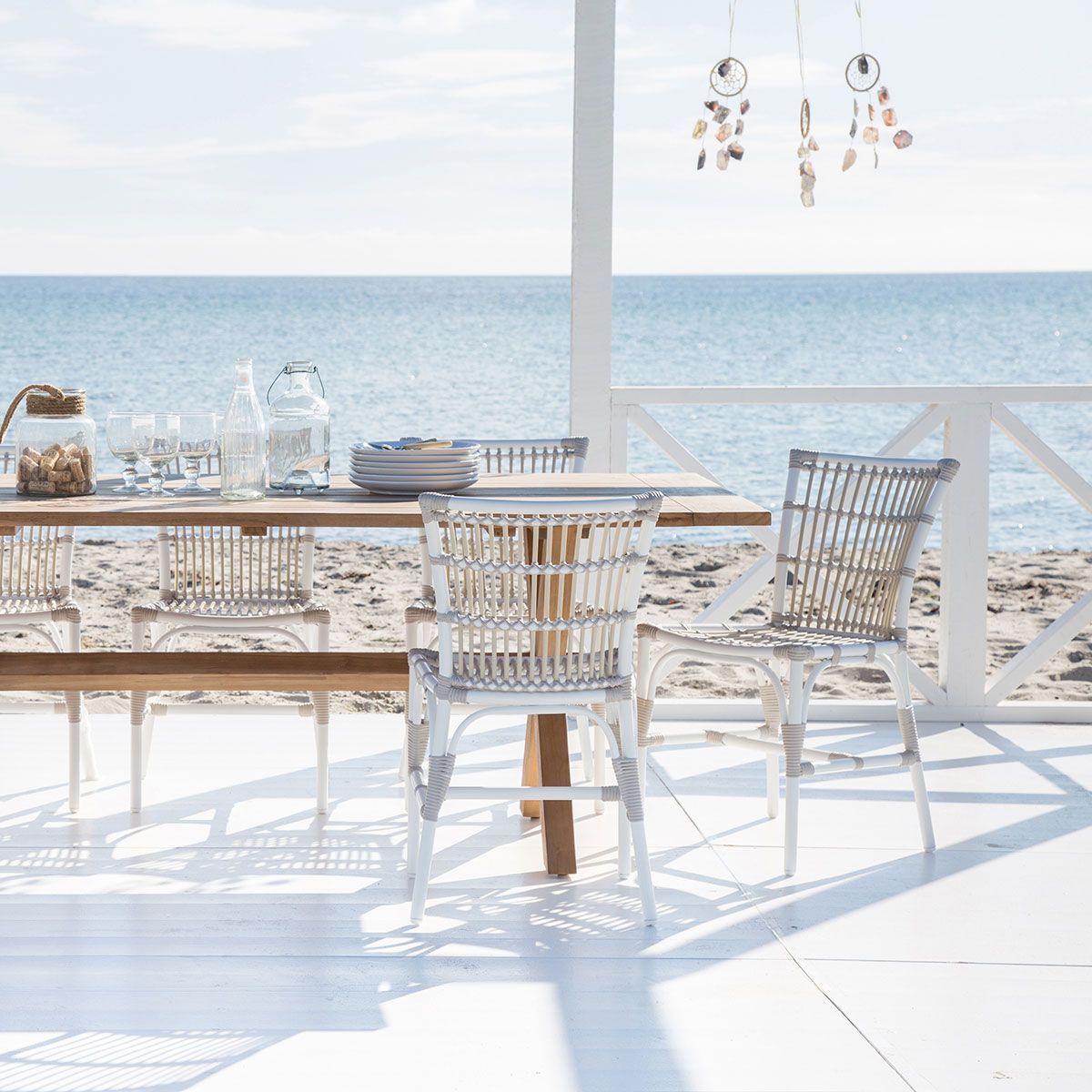 Margret armlenestol i hvit / beige kunstrotting