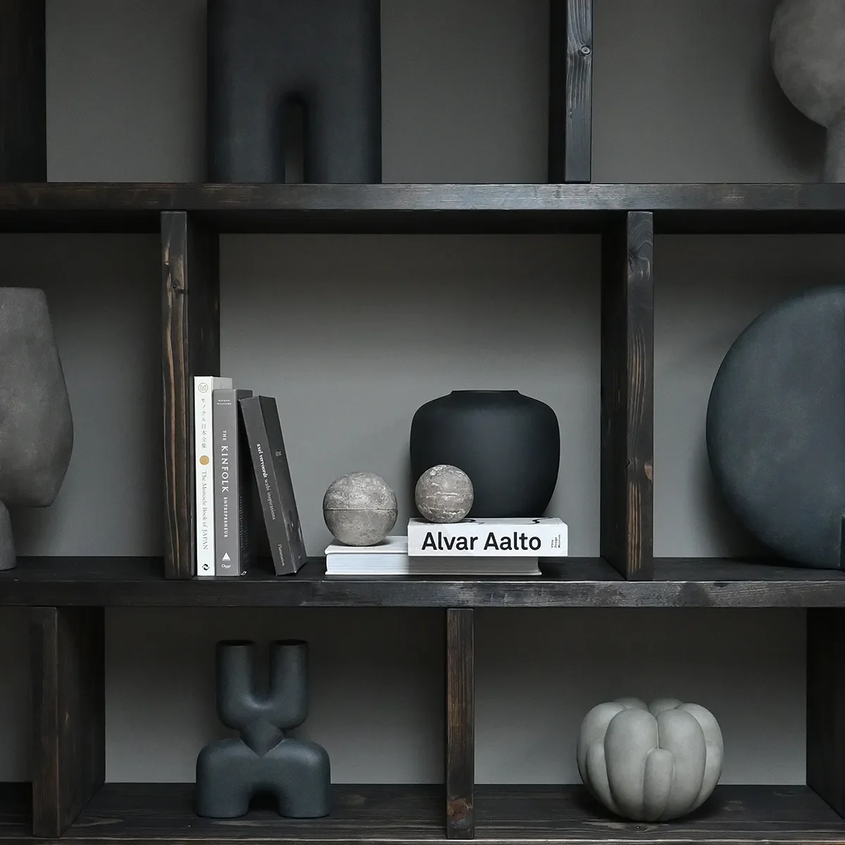 Håndlaget vase Bloom Petit Dark Grey H18 cm
