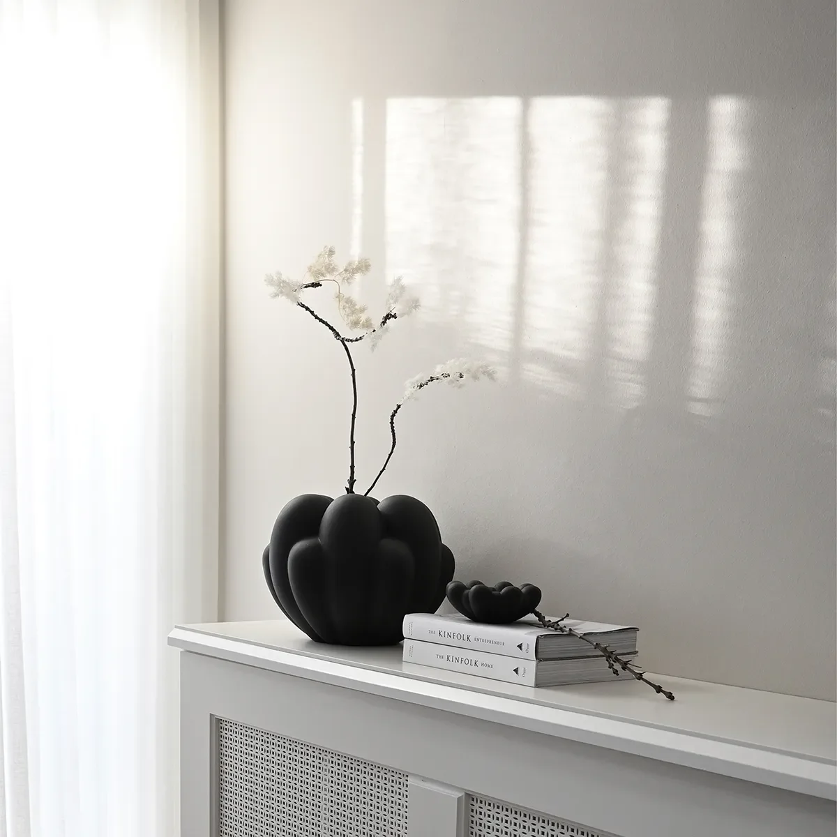 Håndlaget Dekorasjonsskål Bloom Black Ø 15,5 cm