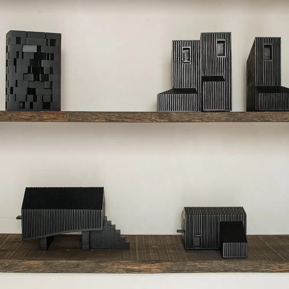 Urban House skulptur svartlakkert mahogni