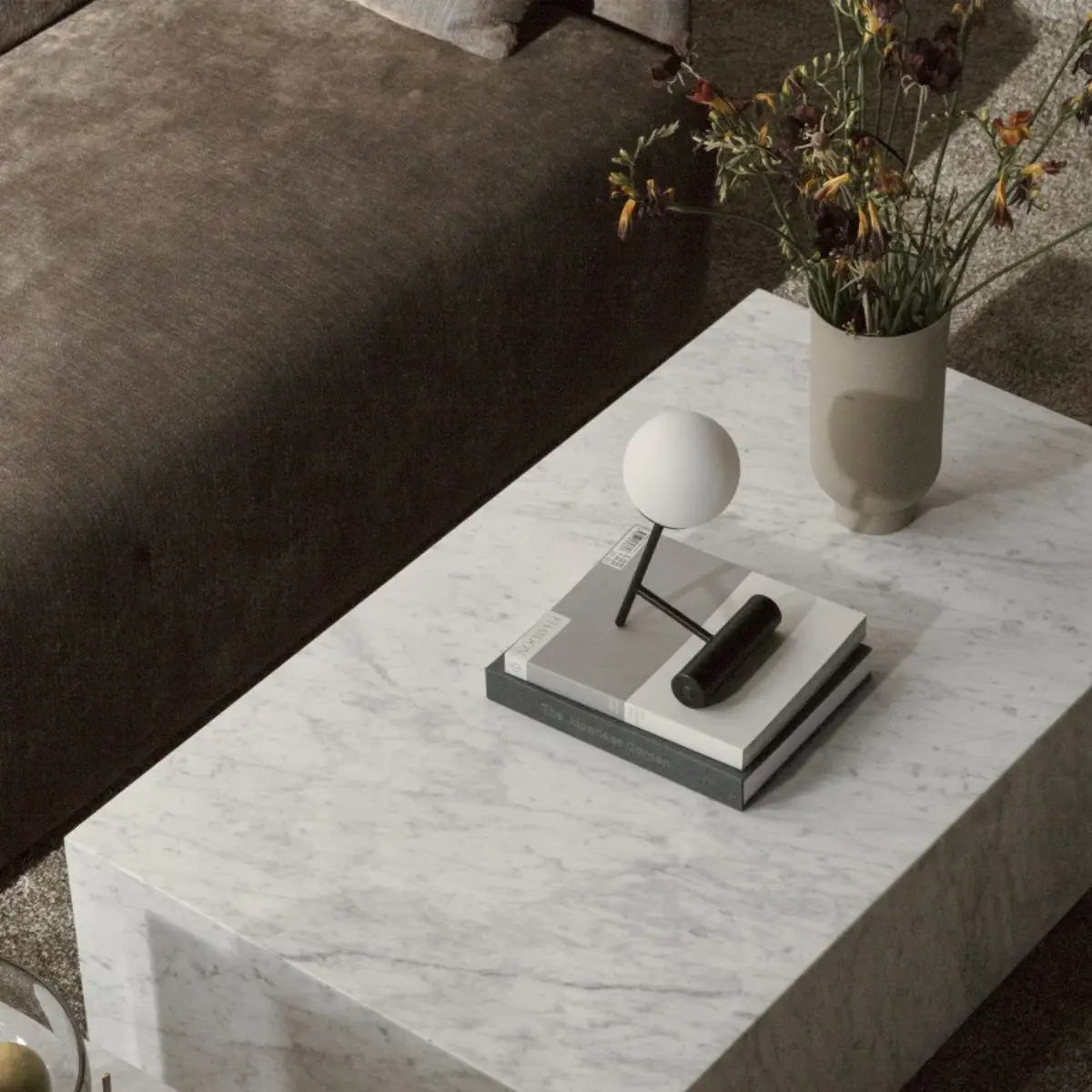 Plinth lavt salongbord i Carrara-marmor
