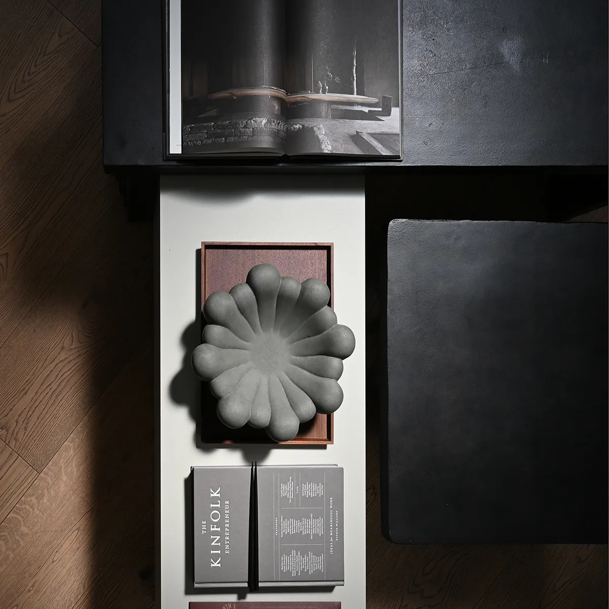 Håndlaget Dekorasjonsskål Bloom Dark Grey Ø 28,5 cm