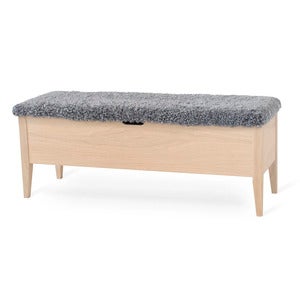 Klinte benk 120 cm hvitoljet eik med ekte saueskinn