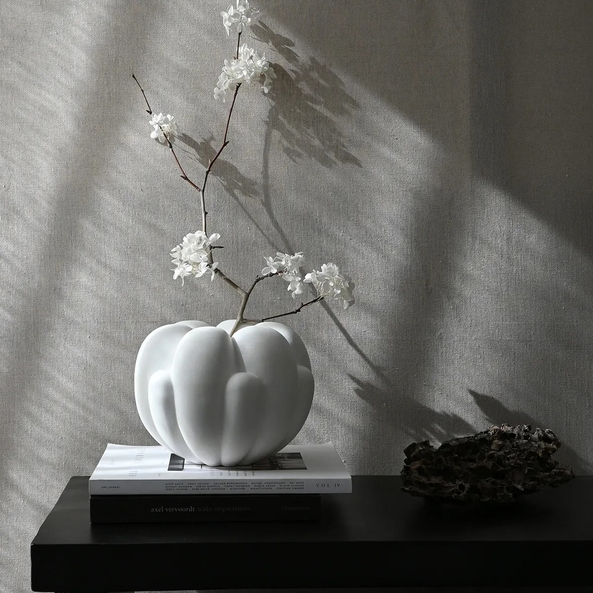 Håndlaget vase Bloom Petit Bone White H18 cm