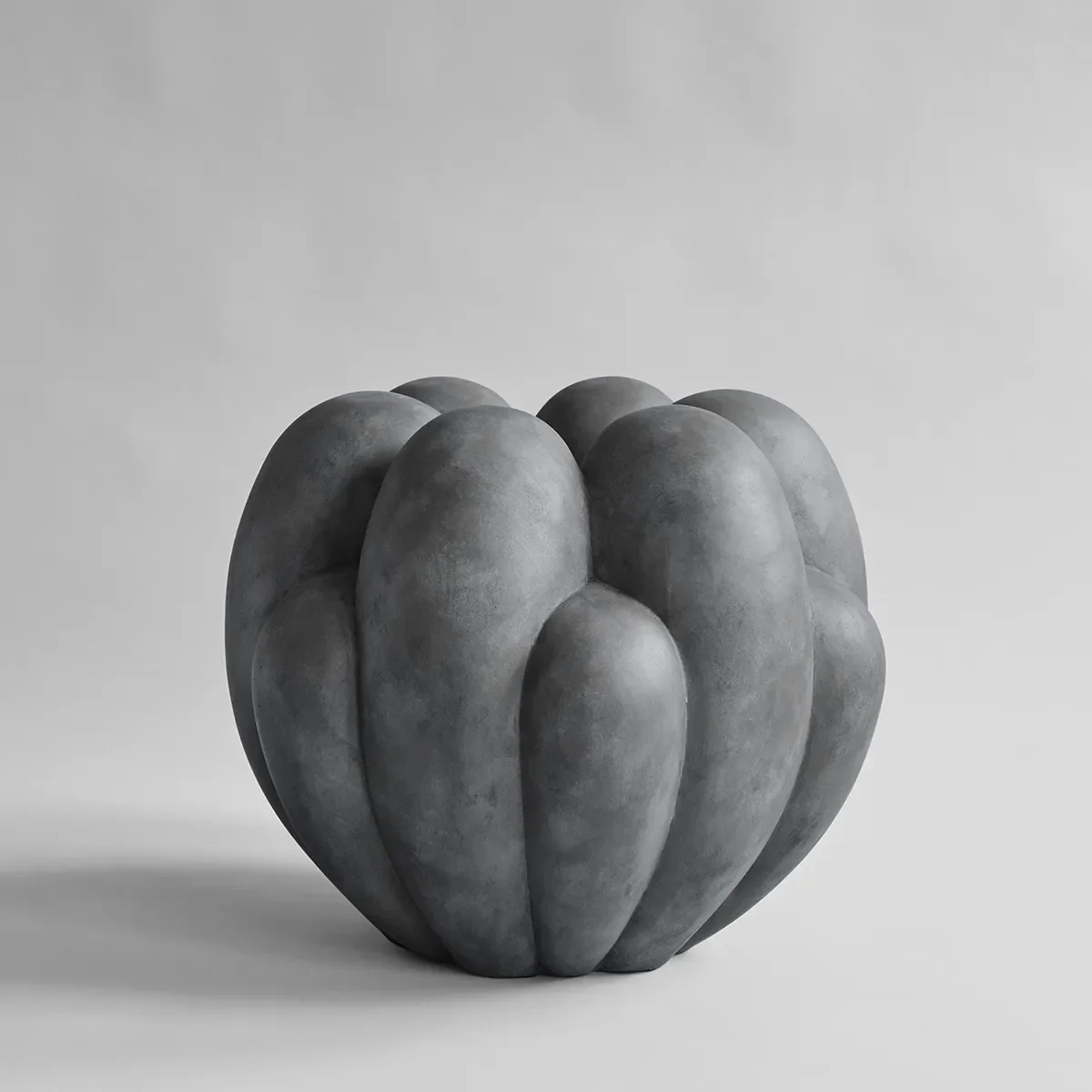 Håndlaget vase Bloom Big Dark Grey H44 cm