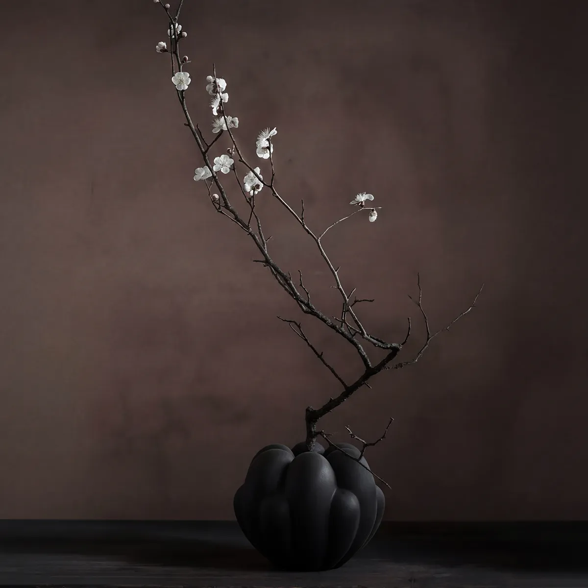 Håndlaget vase Bloom Mini Black H27 cm