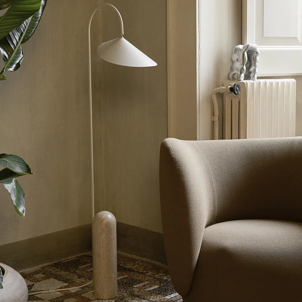 Justerbar Gulvlampe med Travertinfot Arum Cashmere