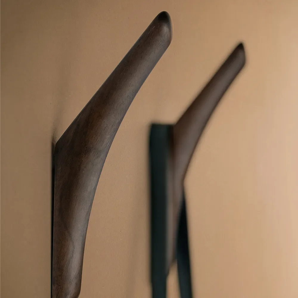  PI henger vegg lakkert mørkebrun mahogni