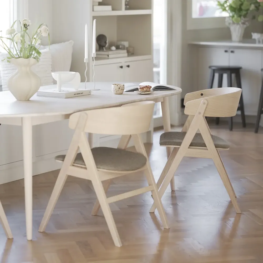 Waterton spisestol med armlener i hvitpigmentert eik/brunt stoff