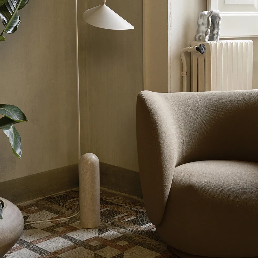 Justerbar Gulvlampe med Travertinfot Arum Cashmere