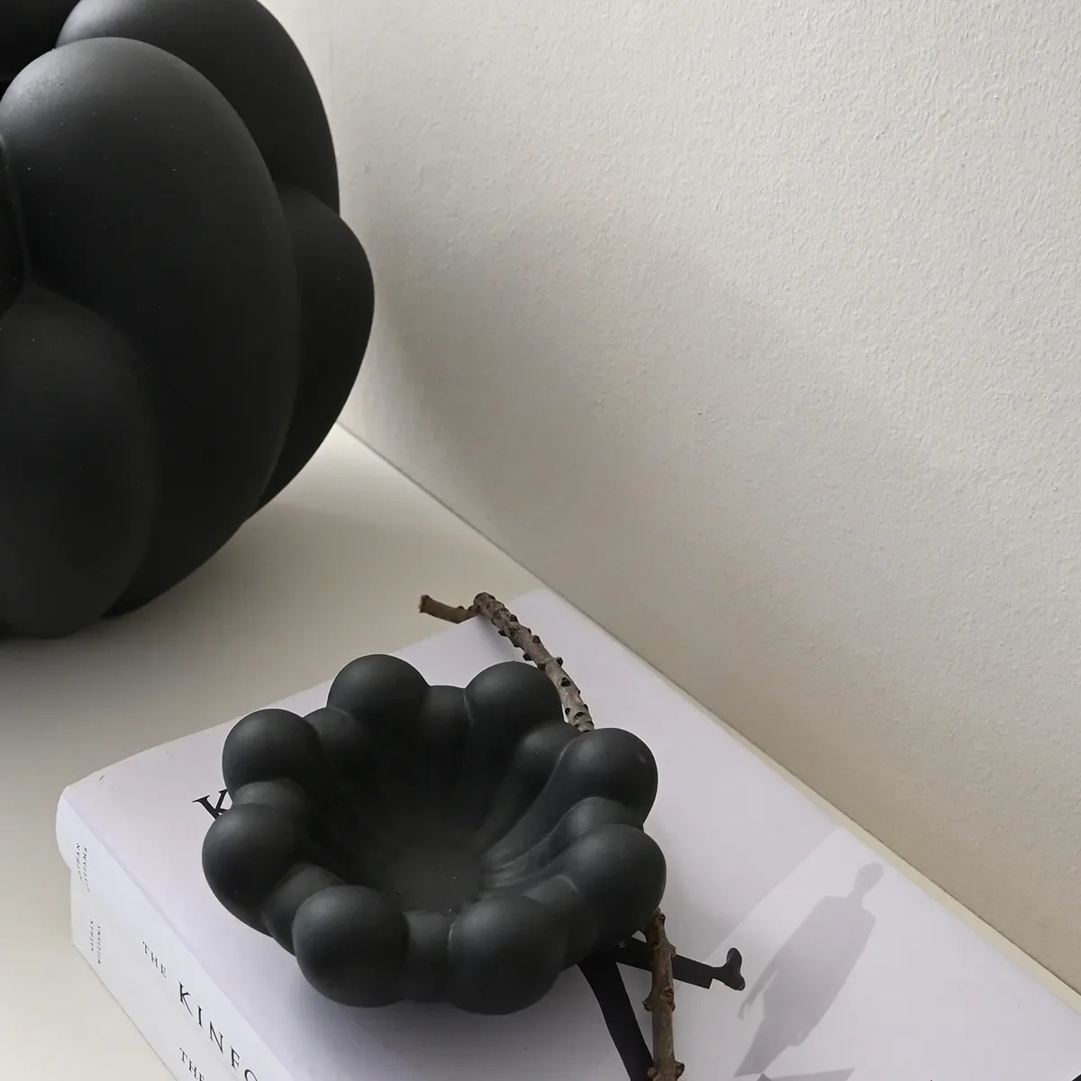 Håndlaget Dekorasjonsskål Bloom Black Ø 15,5 cm