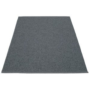 Svea matte 140x220 cm granit / black metallic 