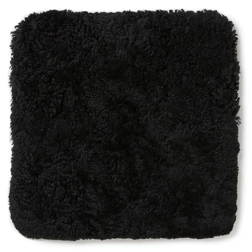 Curly sittepute i lammeskinn 40x40 cm Black