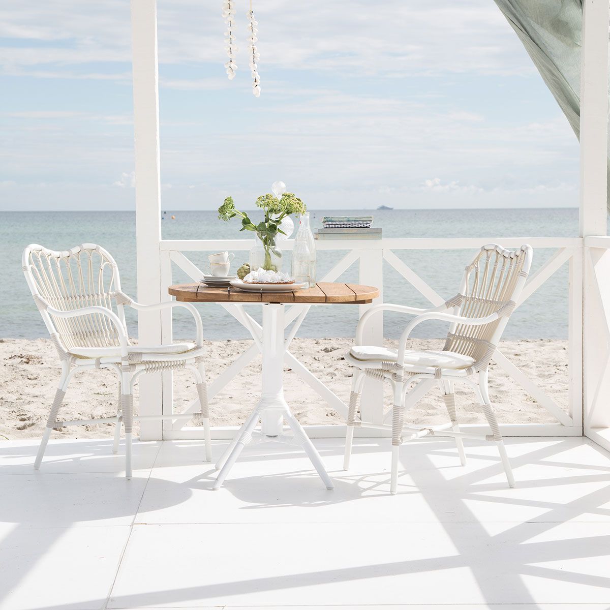 Margret armlenestol i hvit / beige kunstrotting