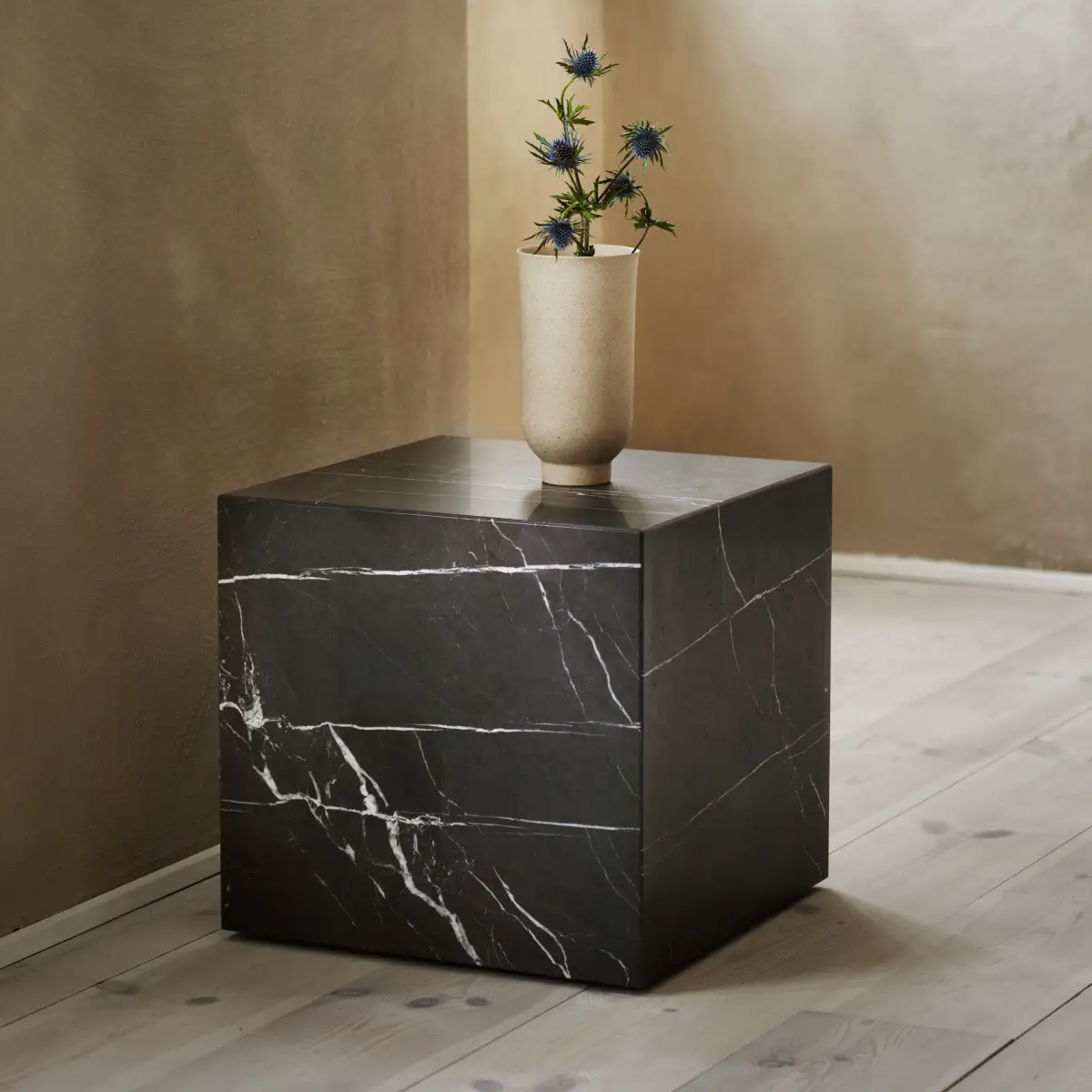 Plinth Bord i Nero Marquina-marmor