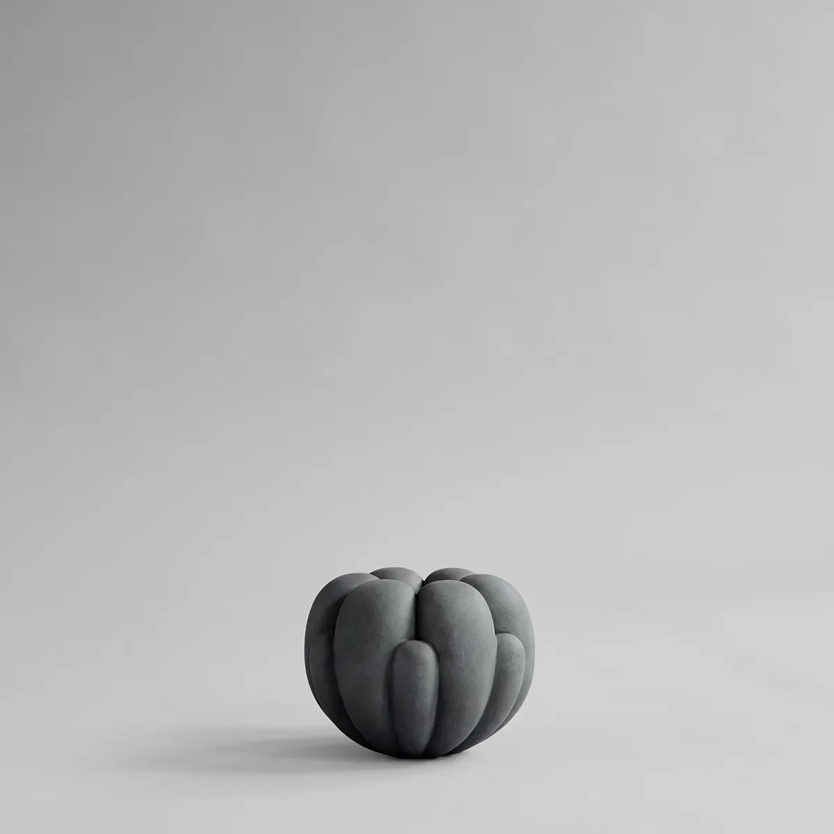 Håndlaget vase Bloom Petit Dark Grey H18 cm