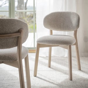 Patterson stol beige stoff / hvitpigmentert eik