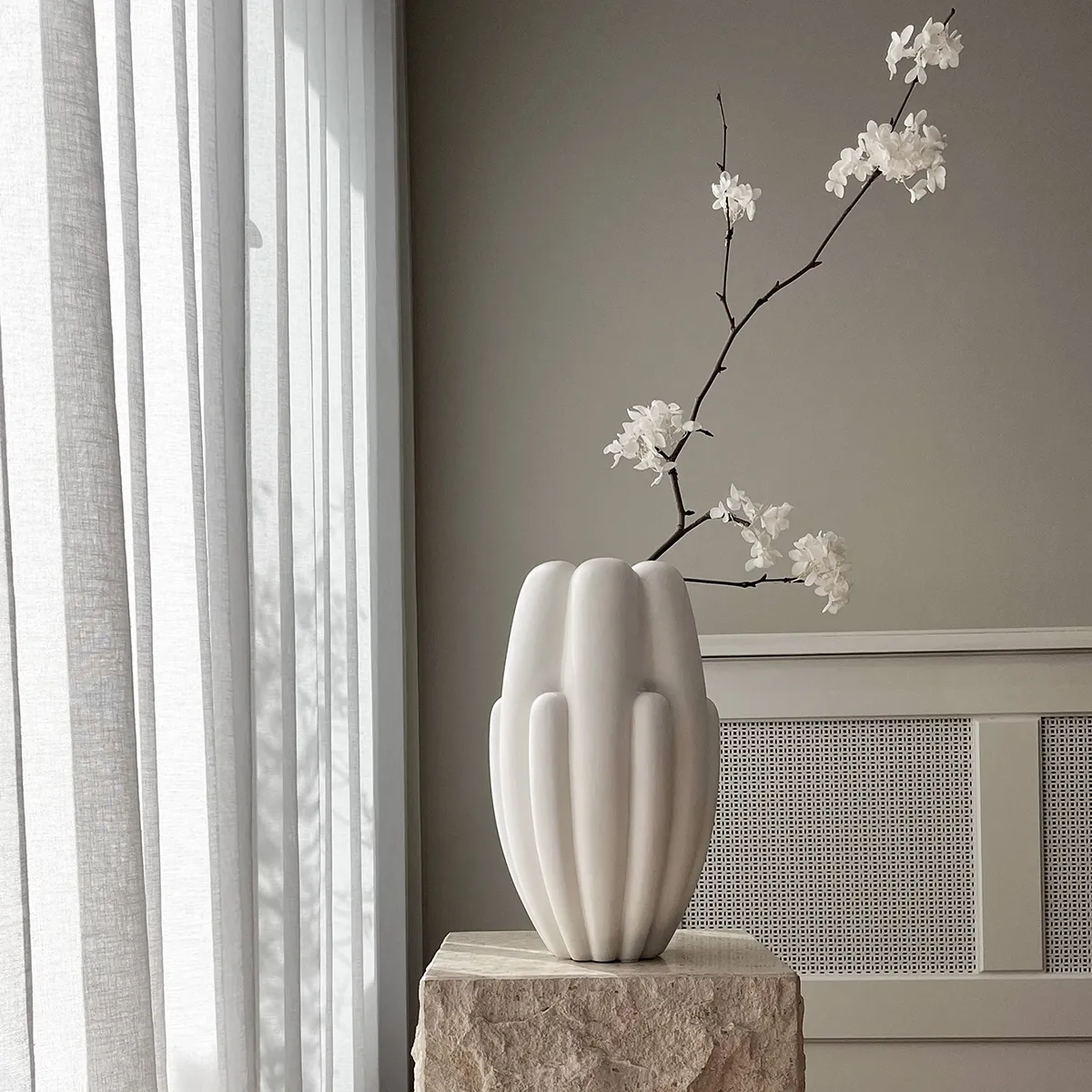 Håndlaget vase Bloom Slim Mini Bone White H34 cm