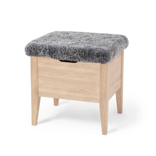 Klinte benk 45 cm hvitoljet eik med ekte saueskinn