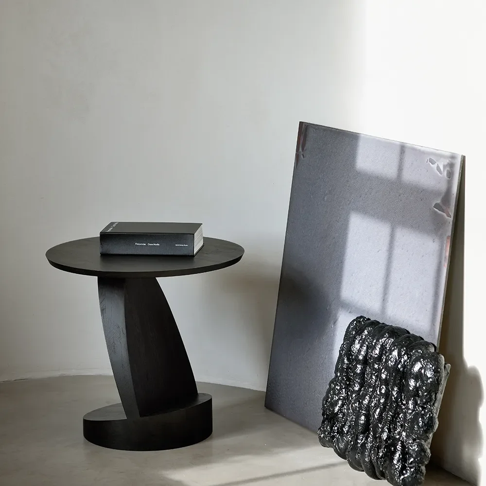 Oblic sidebord i svartlakkert teak