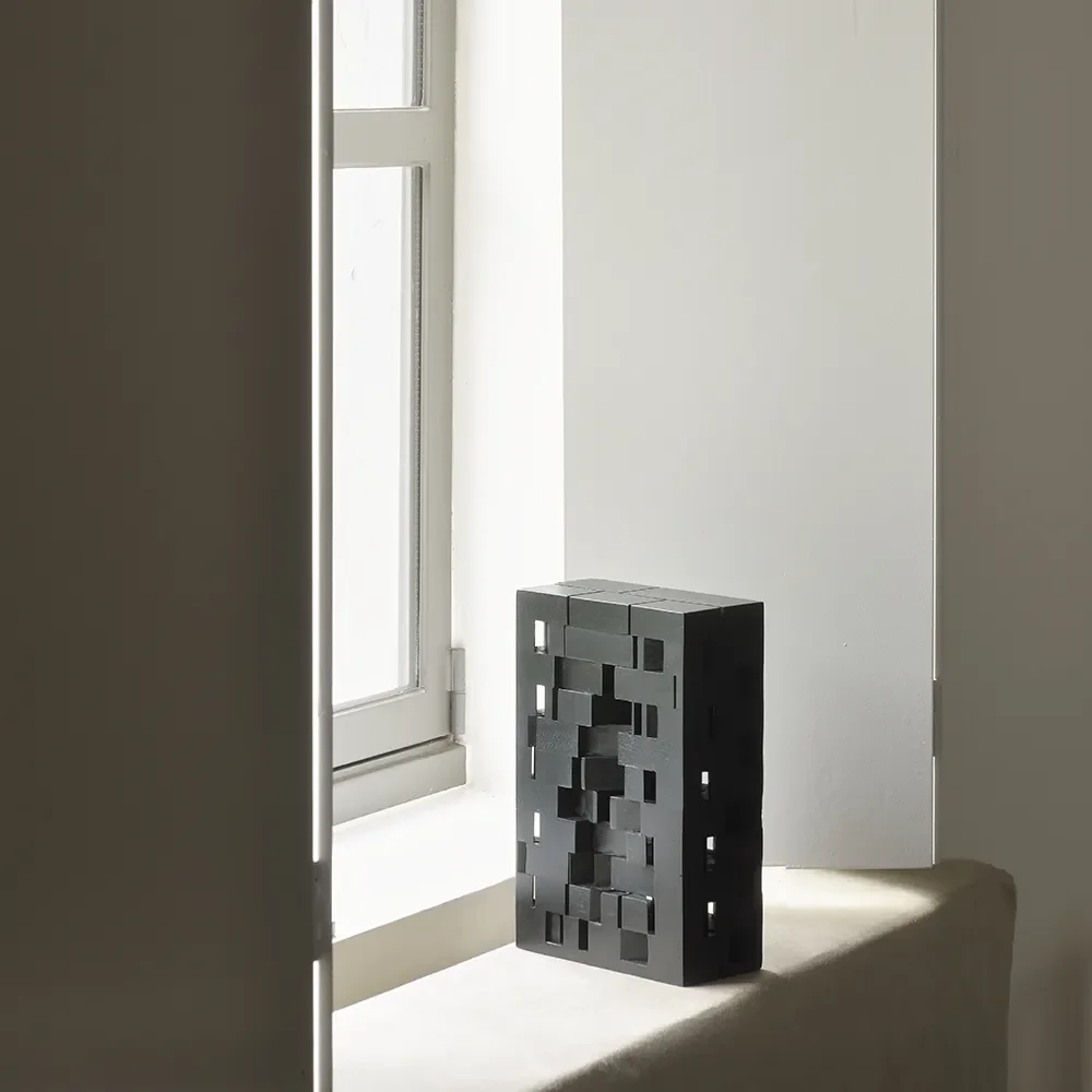 Urban House skulptur svartlakkert mahogni