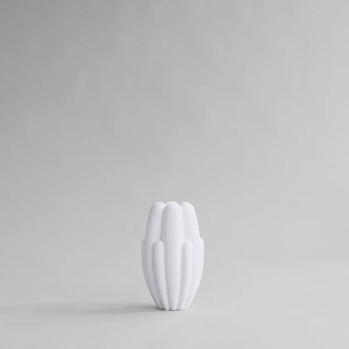 Håndlaget vase Bloom Slim Mini Bone White H34 cm