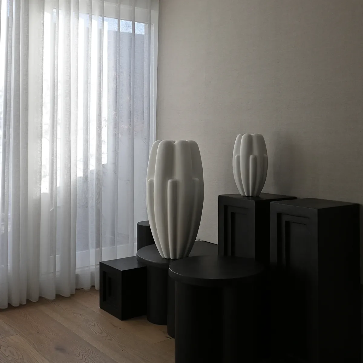 Håndlaget vase Bloom Slim Big Bone White H68 cm