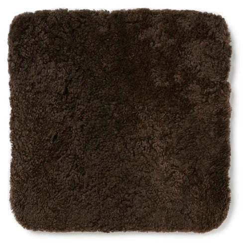 Curly sittepute i lammeskinn 40x40 cm Brown melange