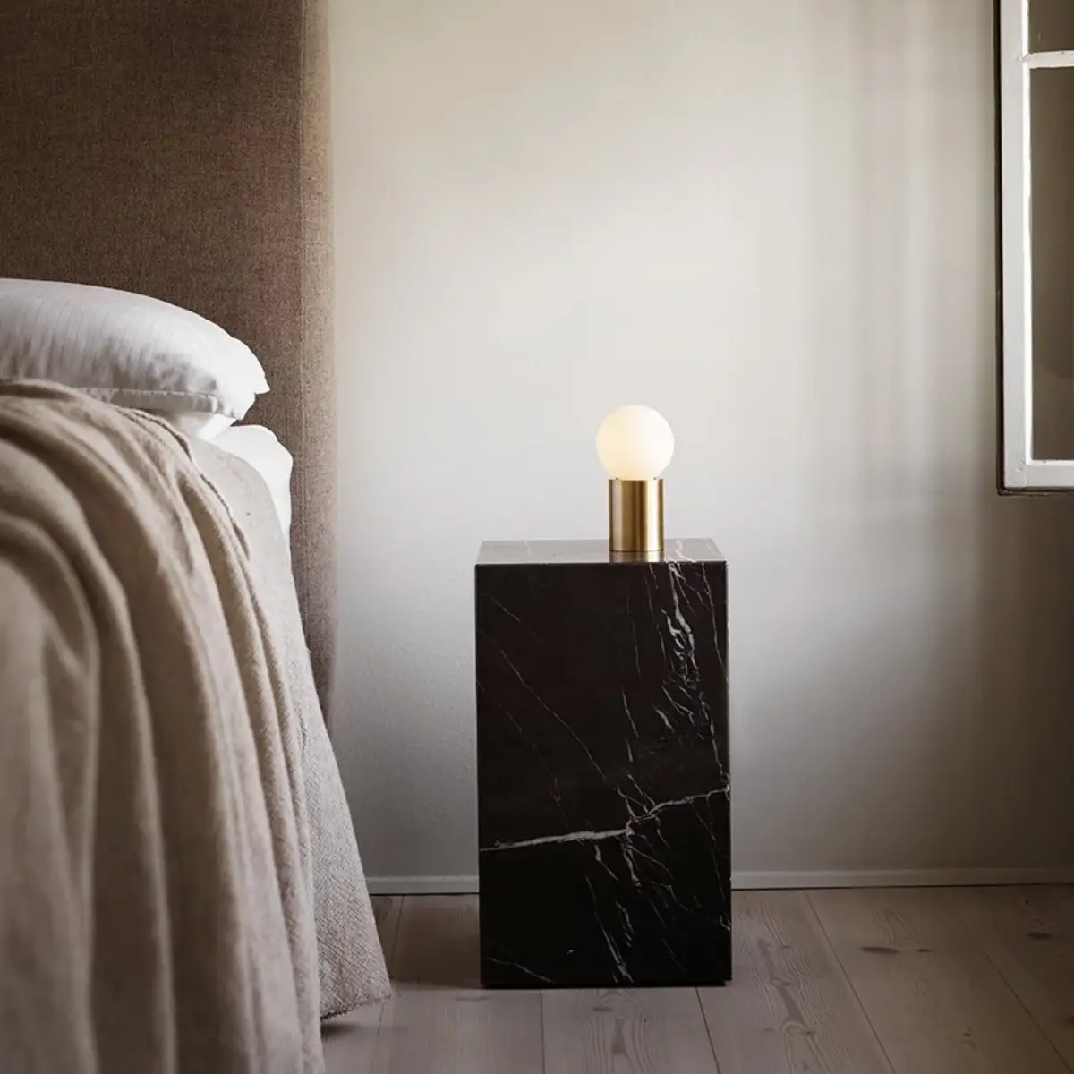 Plinth sidebord i høy marmor, Nero Marquina