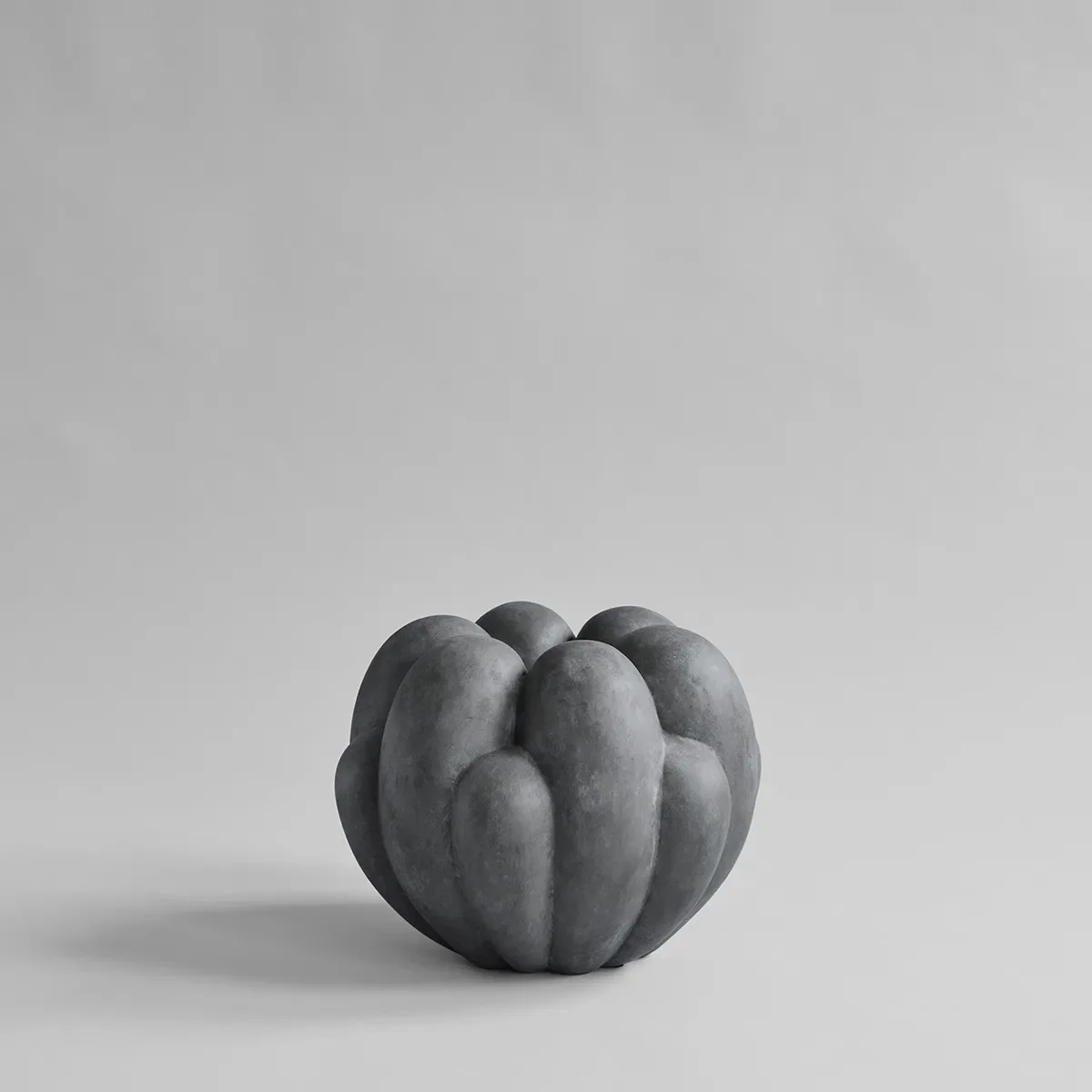 Håndlaget vase Bloom Mini Dark Grey H27 cm