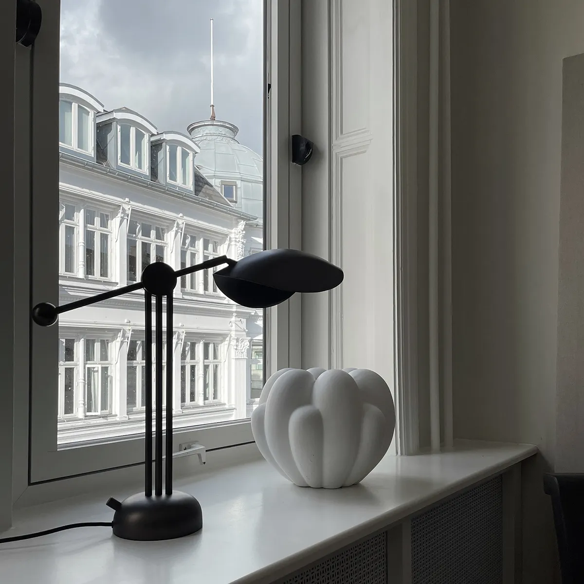 Håndlaget vase Bloom Mini Bone White H27 cm