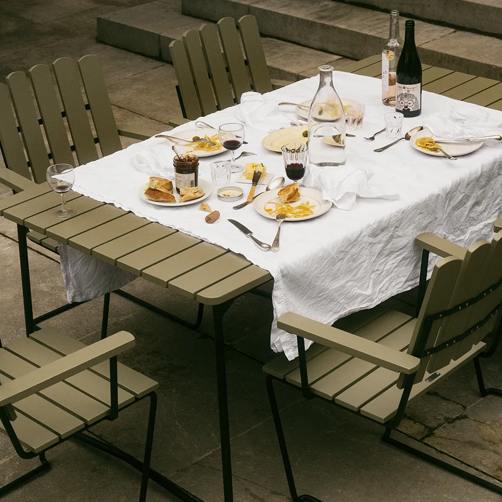 Bord B31 170 Grønnlakkert eik / Svart ramme