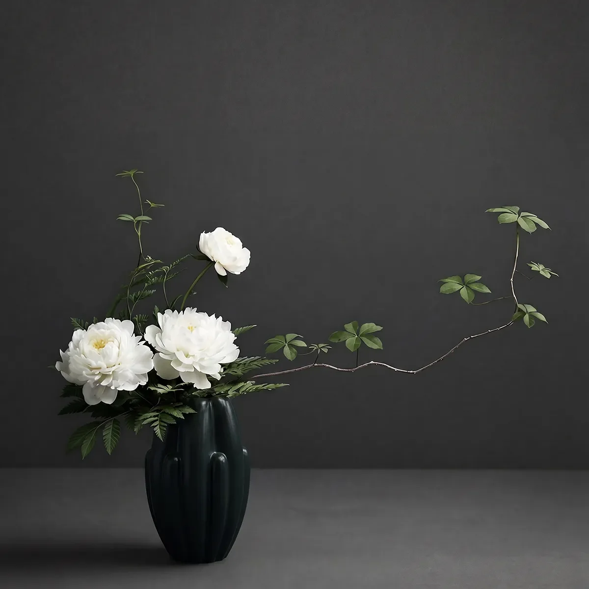 Håndlaget vase Bloom Slim Mini Dark Green H34 cm