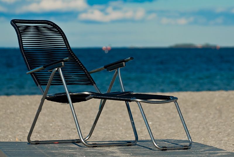 Spaghetti solstol i svart aluminium