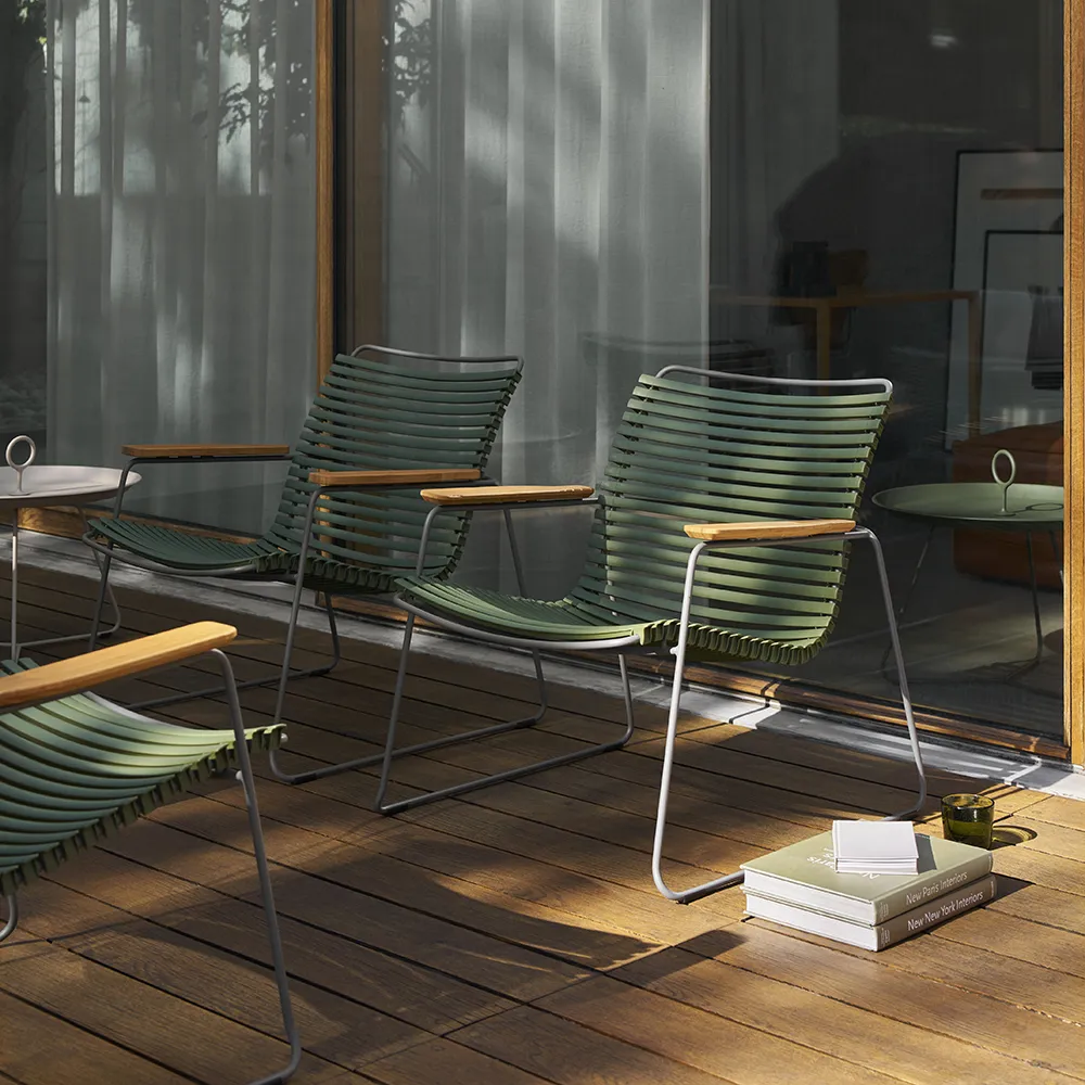 Click Roomy lounge chair Dark grey. Frame: Grey. Armrest: Bamboo