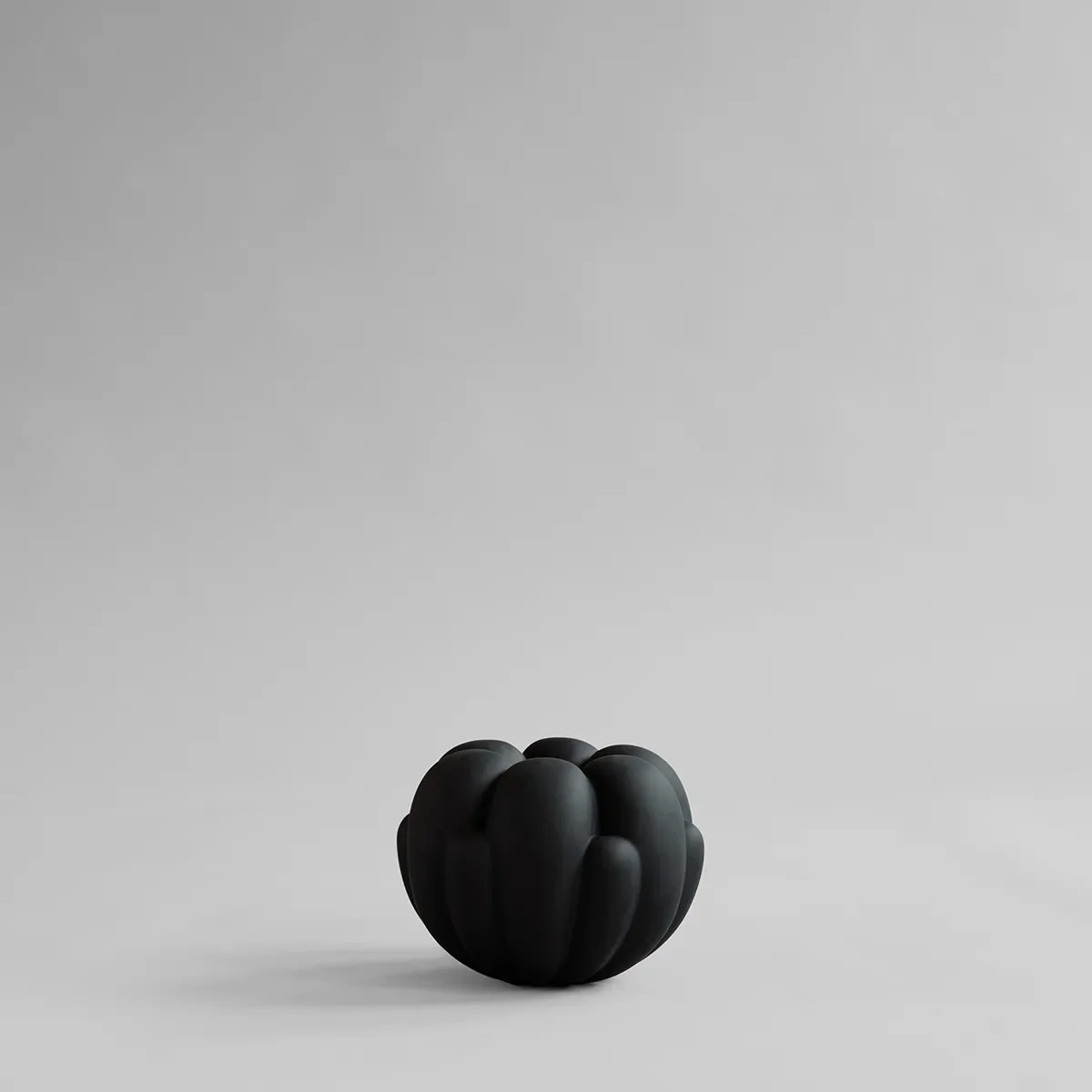 Håndlaget vase Bloom Petit Black H18 cm