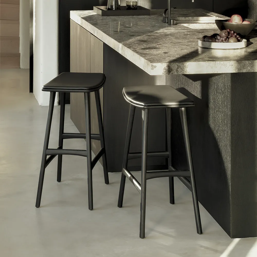 Osso Barstol Lav Svartlakkert eik/Black leather