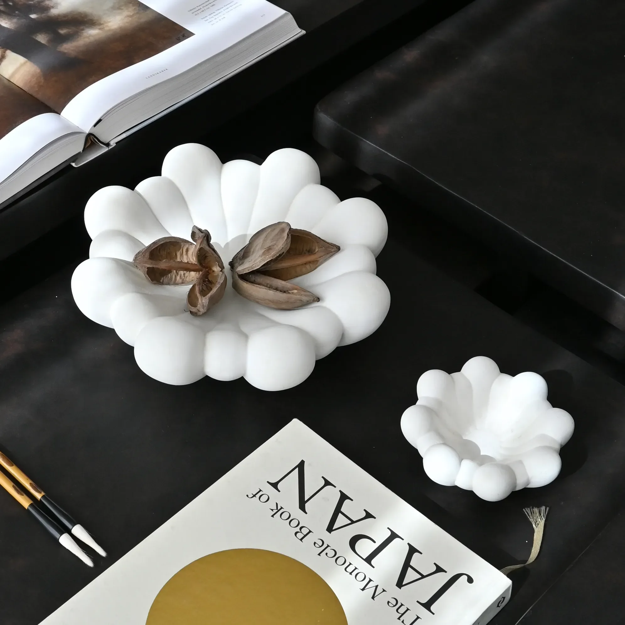 Håndlaget Dekorasjonsskål Bloom Bone White Ø 28,5 cm