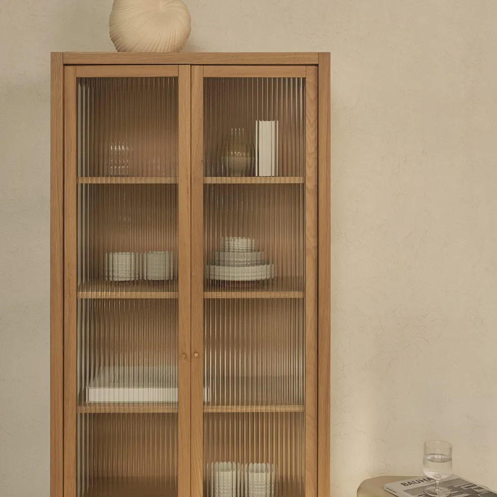 Ferm Living Reed Vitrineskap - Natural Oak | Kjøp fra Hulténs