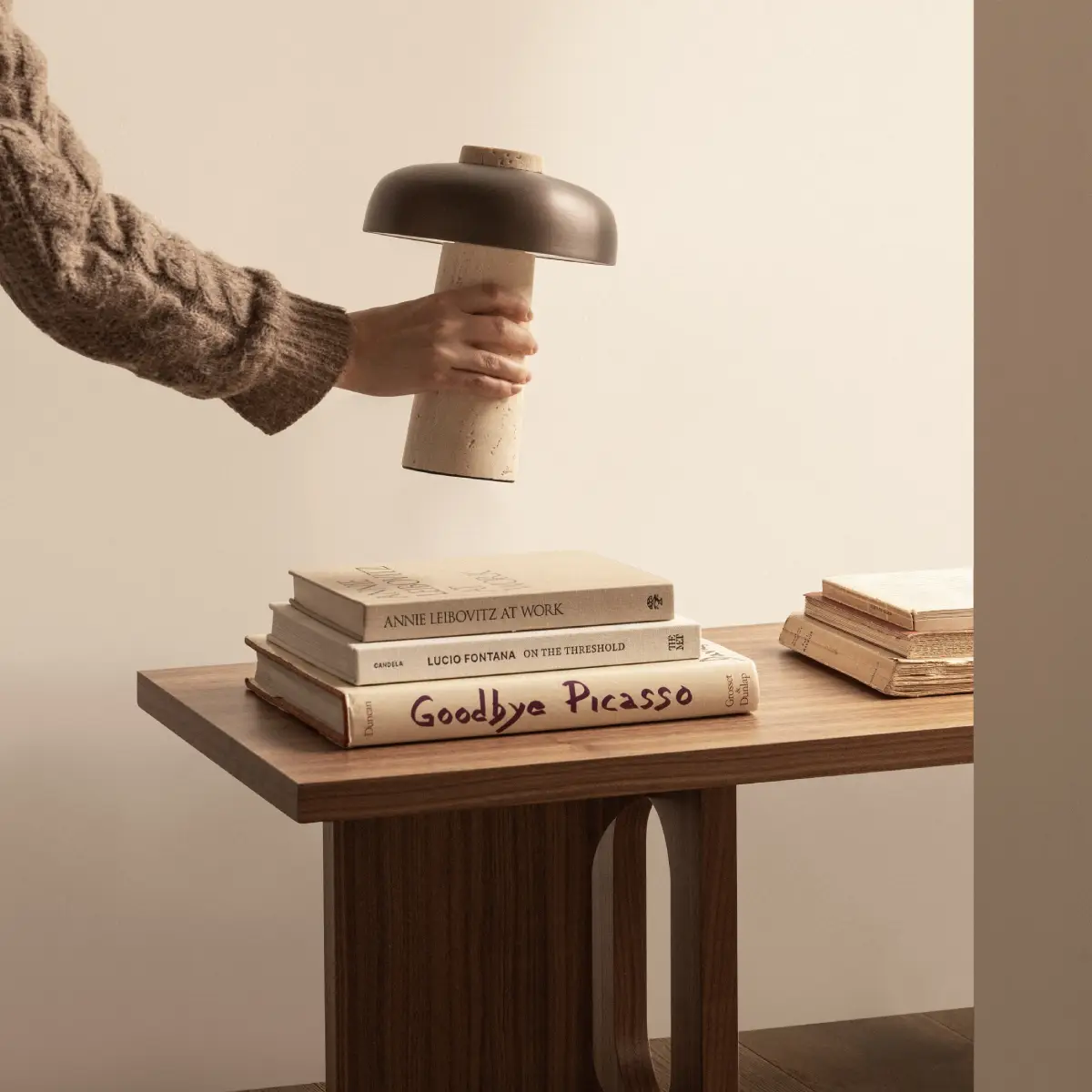 Reverse bærbar bordlampe Travertine, Sand/Alu., Bronzed