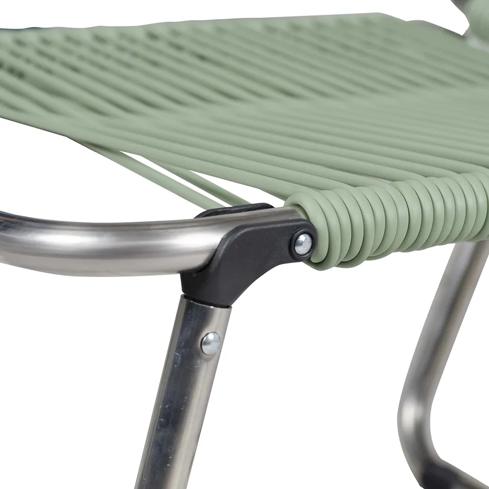 Spaghetti solstol i sage green aluminium