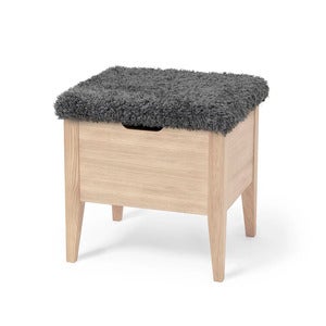 Klinte benk 45 cm hvitoljet eik med saueskinnimitasjon