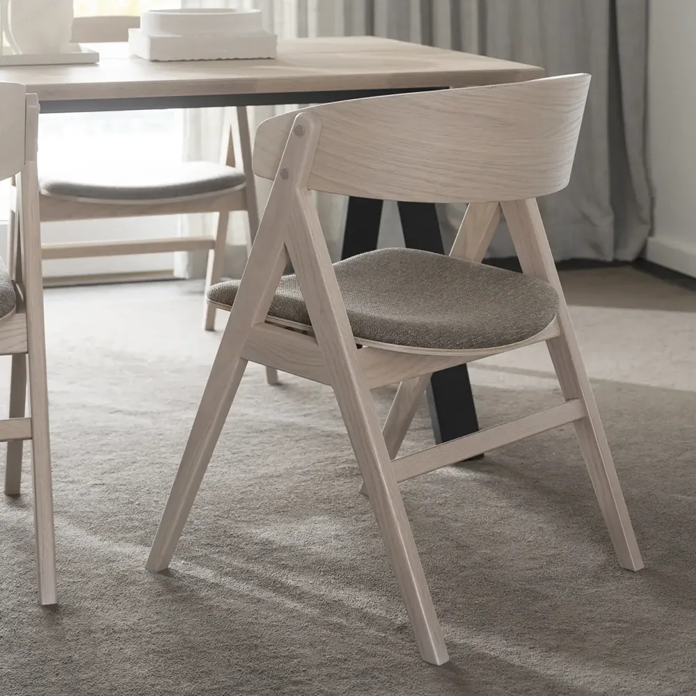 Waterton spisestol med armlener i hvitpigmentert eik/brunt stoff