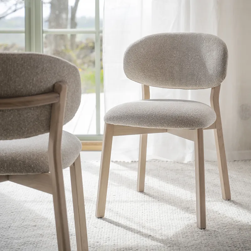 Patterson stol beige stoff / hvitpigmentert eik