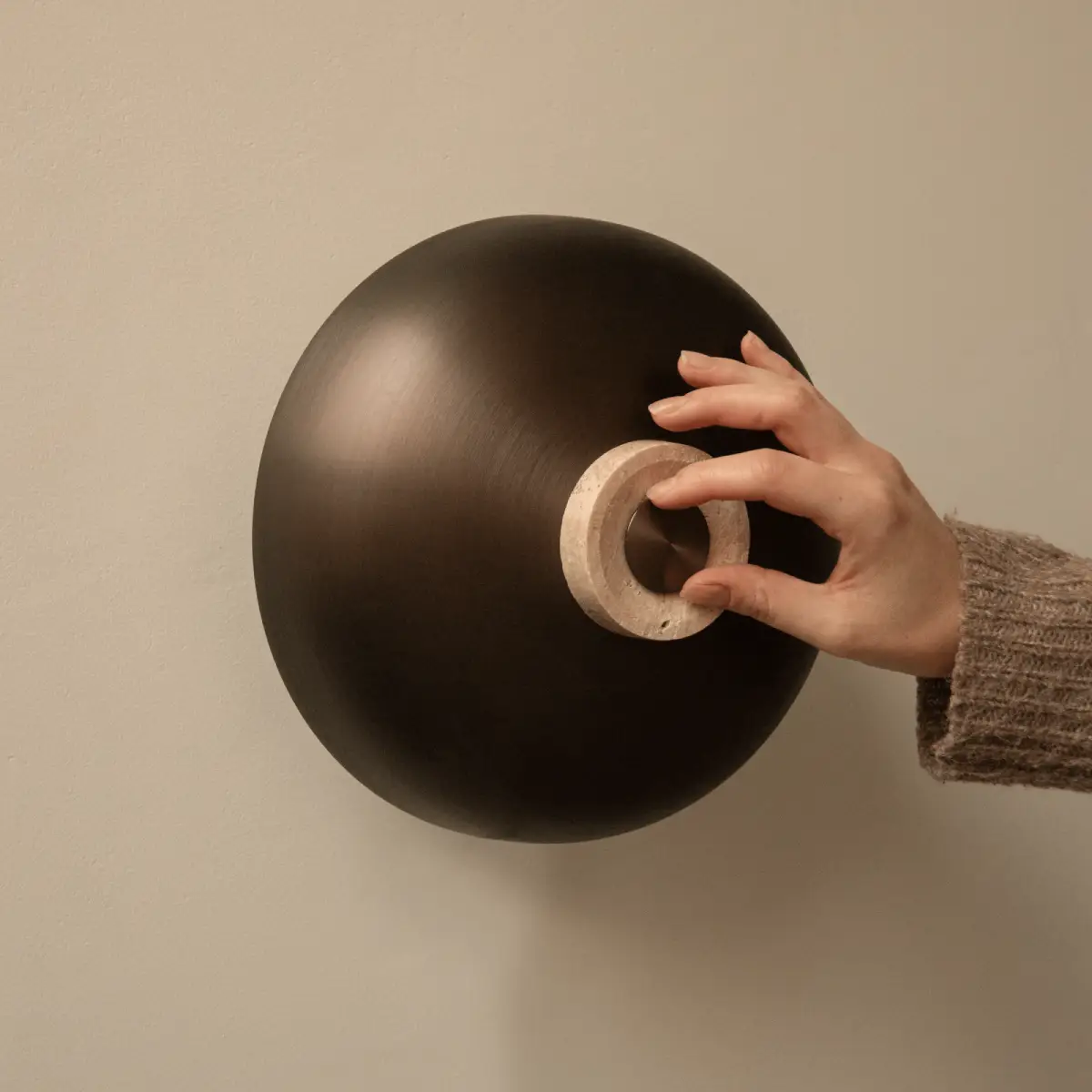 Reverse vegglampe Travertine, sand/aluminium, bronsefarget