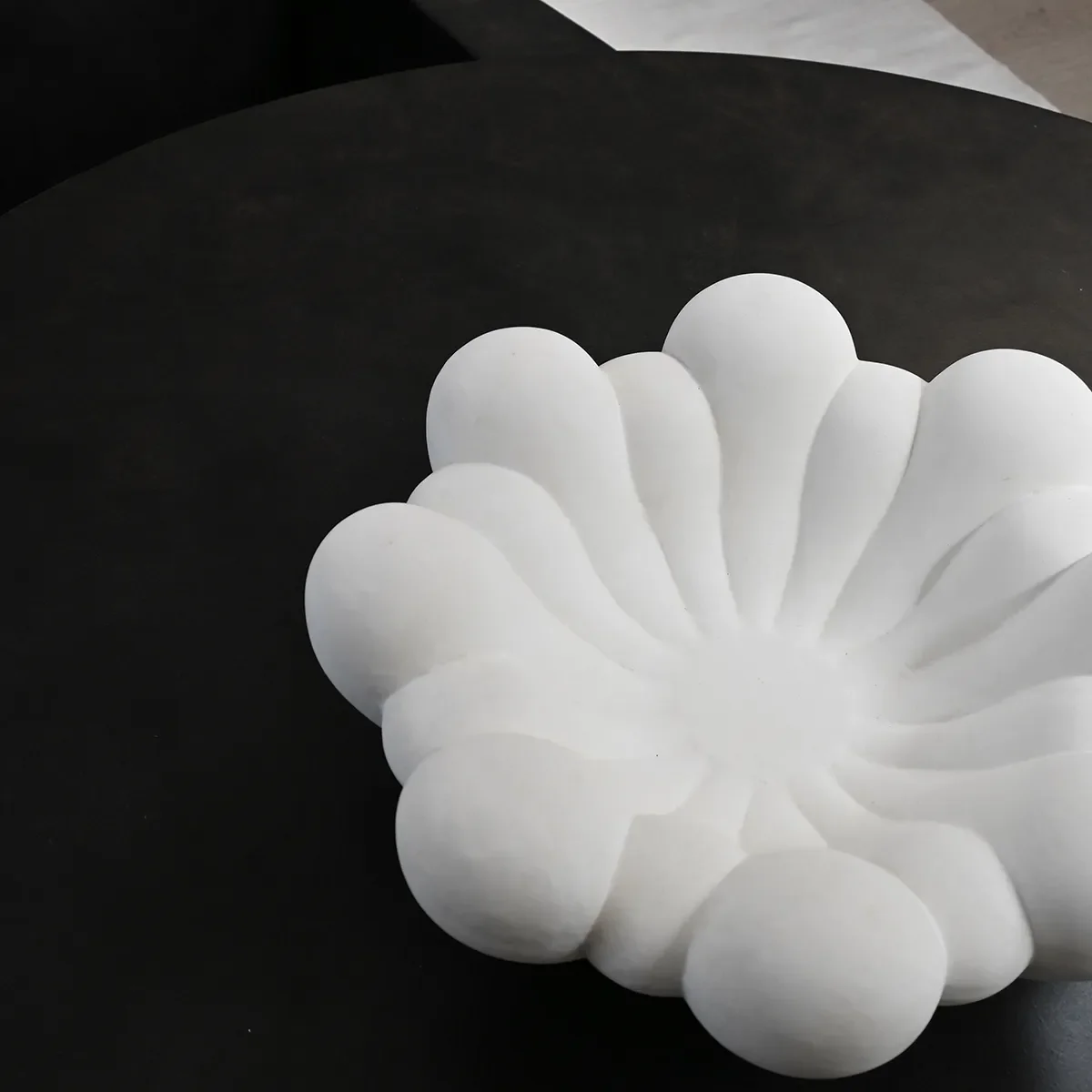 Håndlaget Dekorasjonsskål Bloom Bone White Ø 44 cm