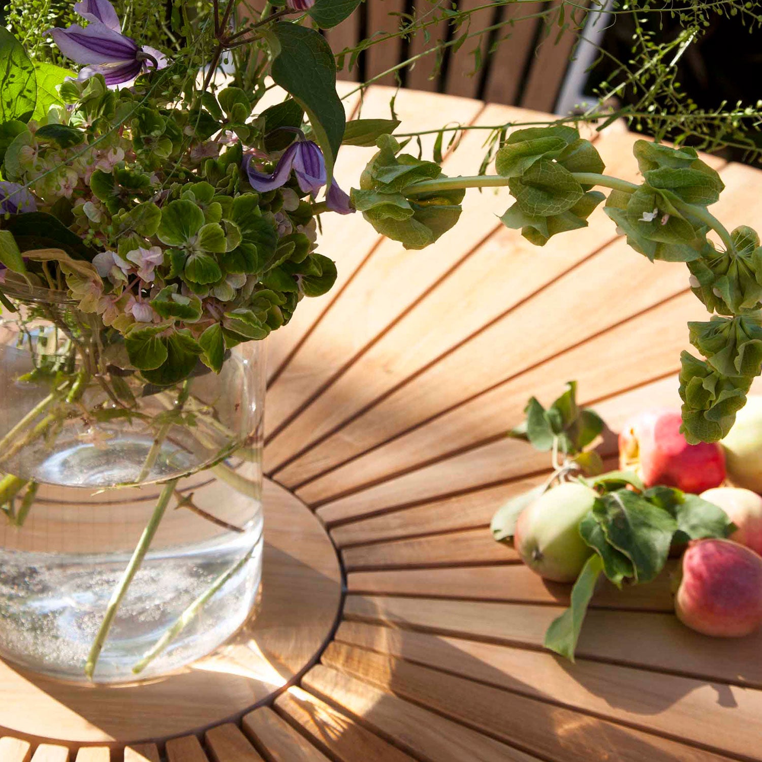 Hard & Ellen 130 cm havebord hvid/teaktræ 