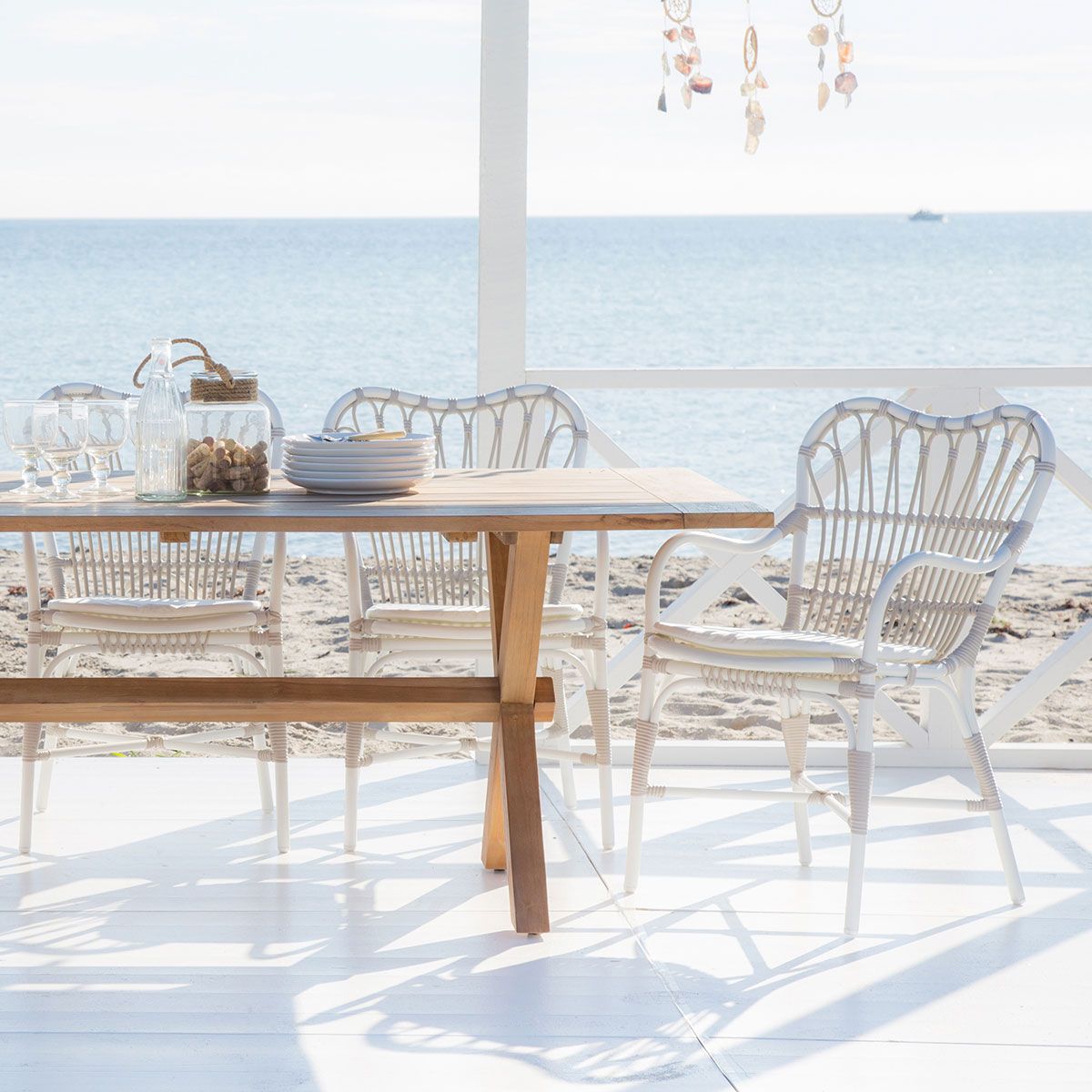 Margret armlenestol i hvit / beige kunstrotting